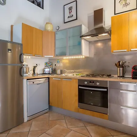 Guestready- Typical Croix-roussien Flat *